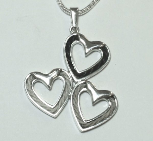 www.galope.nl- zilveren triple hearts hanger hartenhanger van zilver met paardenhaar